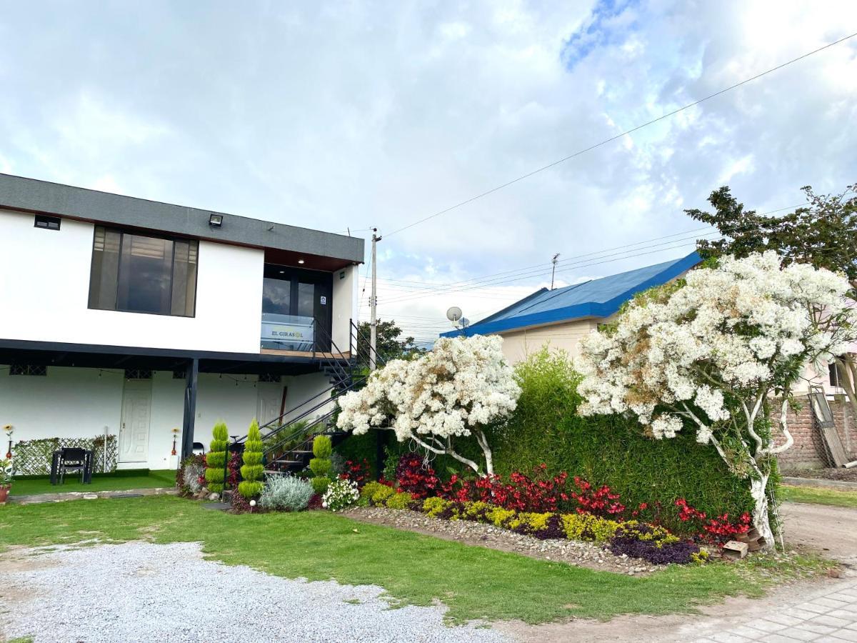 Hospedaje El Girasol Tababela キト エクステリア 写真