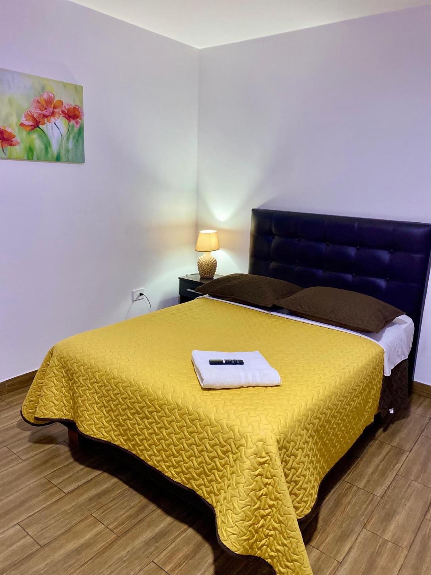 Hospedaje El Girasol Tababela キト エクステリア 写真